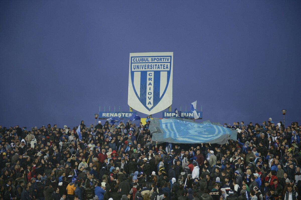 FOTO Iubire? Trădare? Alb-albastru » Primul derby în Bănie între cele două Craiove: peste 18.000 de spectatori cu trăiri intense