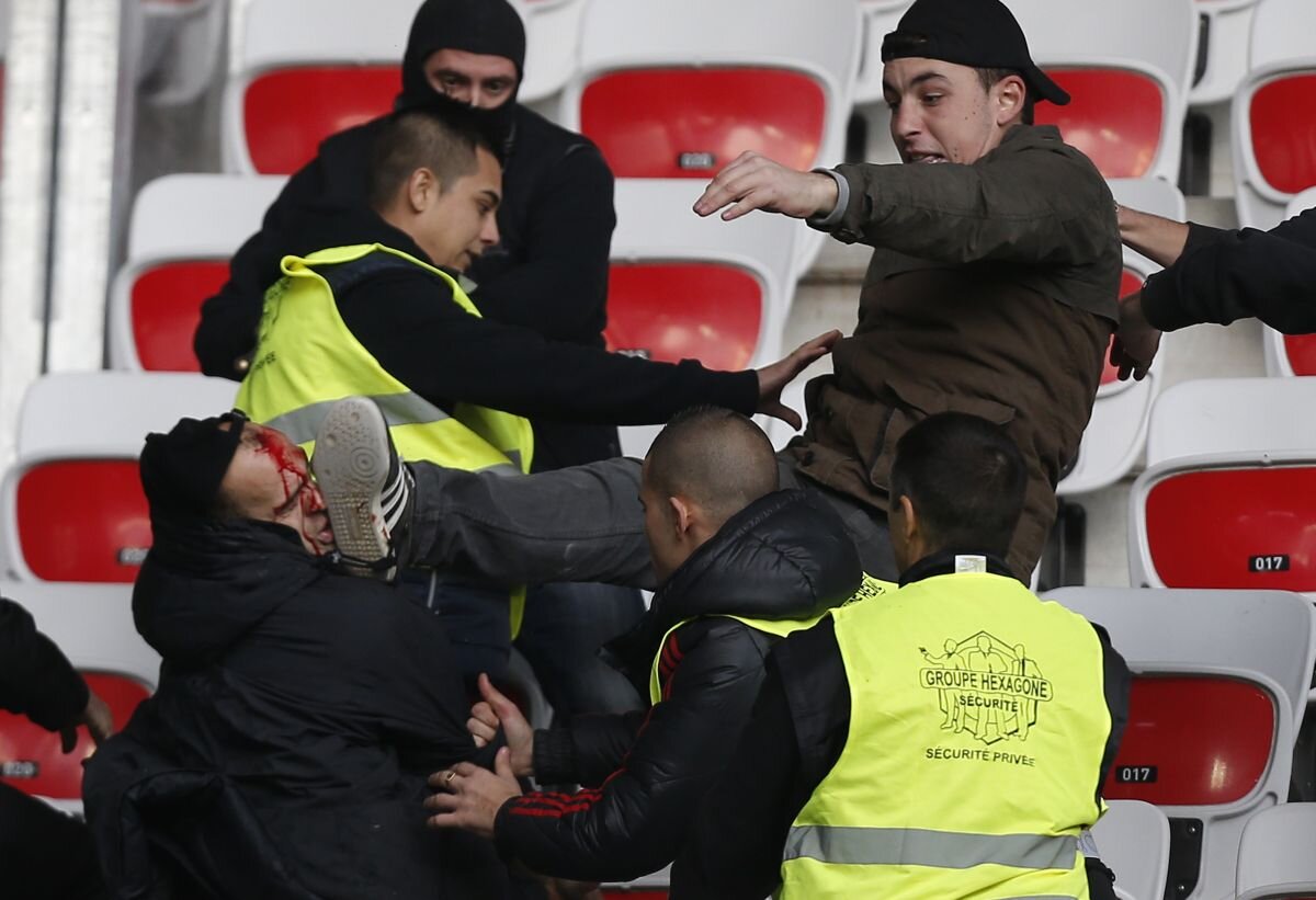 Contrastele fotbalului: sînge şi porumbei » Ultraşii se desfigurează, păsările invadează stadionul