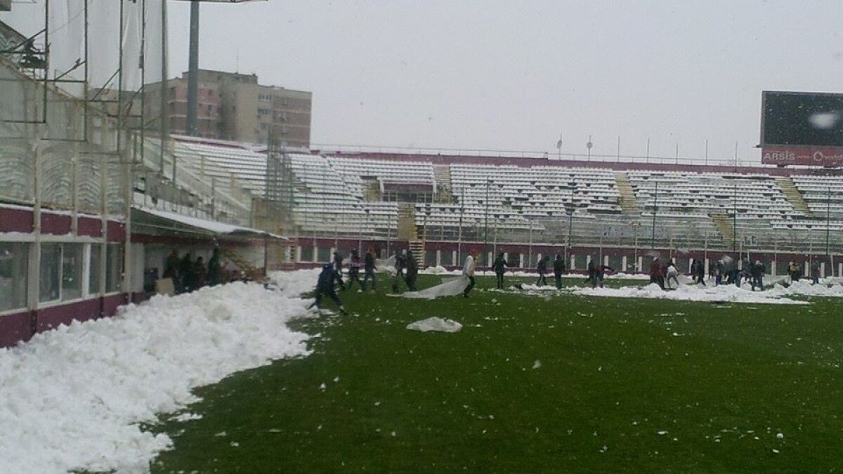 Cristescu şi galeria au deszăpezit stadionul înainte de meciul cu Berceni: "Am pus şi eu mîna pe lopată, nu mi-e ruşine"