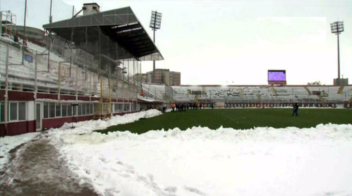 Cristescu şi galeria au deszăpezit stadionul înainte de meciul cu Berceni: "Am pus şi eu mîna pe lopată, nu mi-e ruşine"