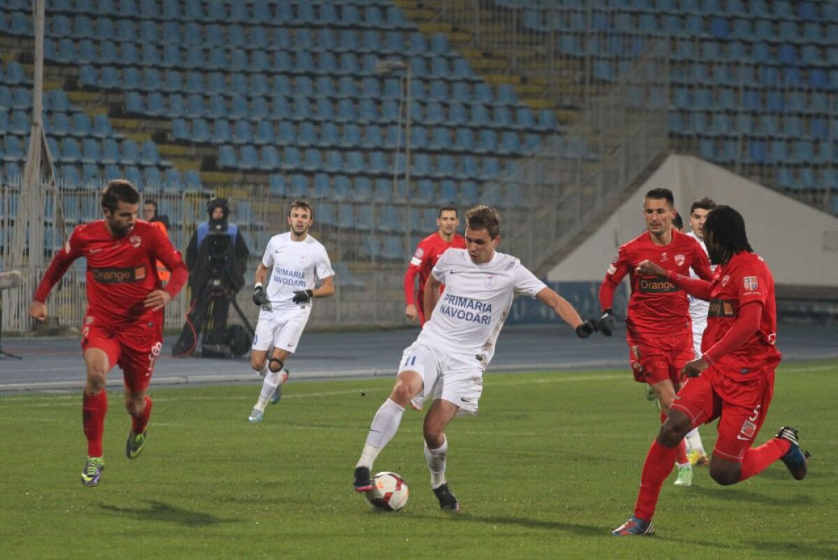 FOTO şi VIDEO Dezavantajaţi de arbitri, "cîinii" obţin victoria şi continuă drumul spre podium » Săgeata - Dinamo 0-1