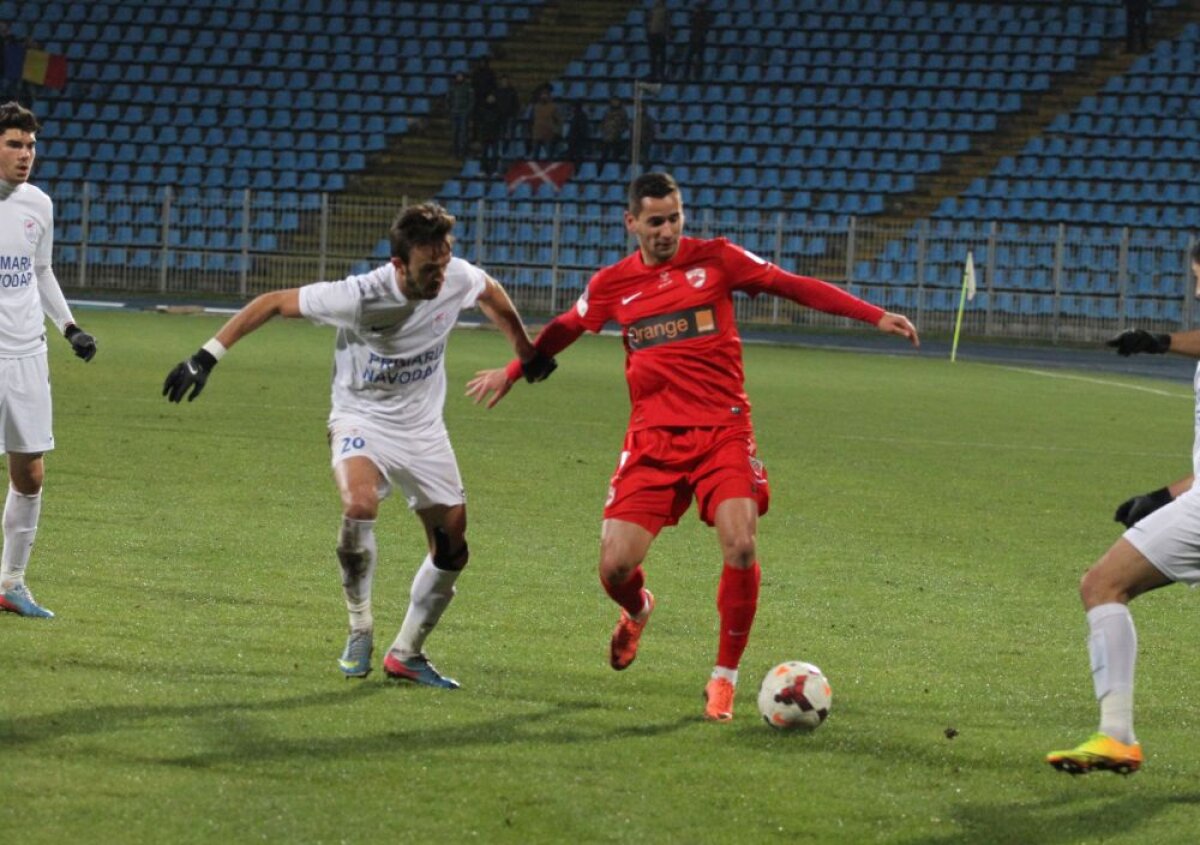 FOTO şi VIDEO Dezavantajaţi de arbitri, "cîinii" obţin victoria şi continuă drumul spre podium » Săgeata - Dinamo 0-1