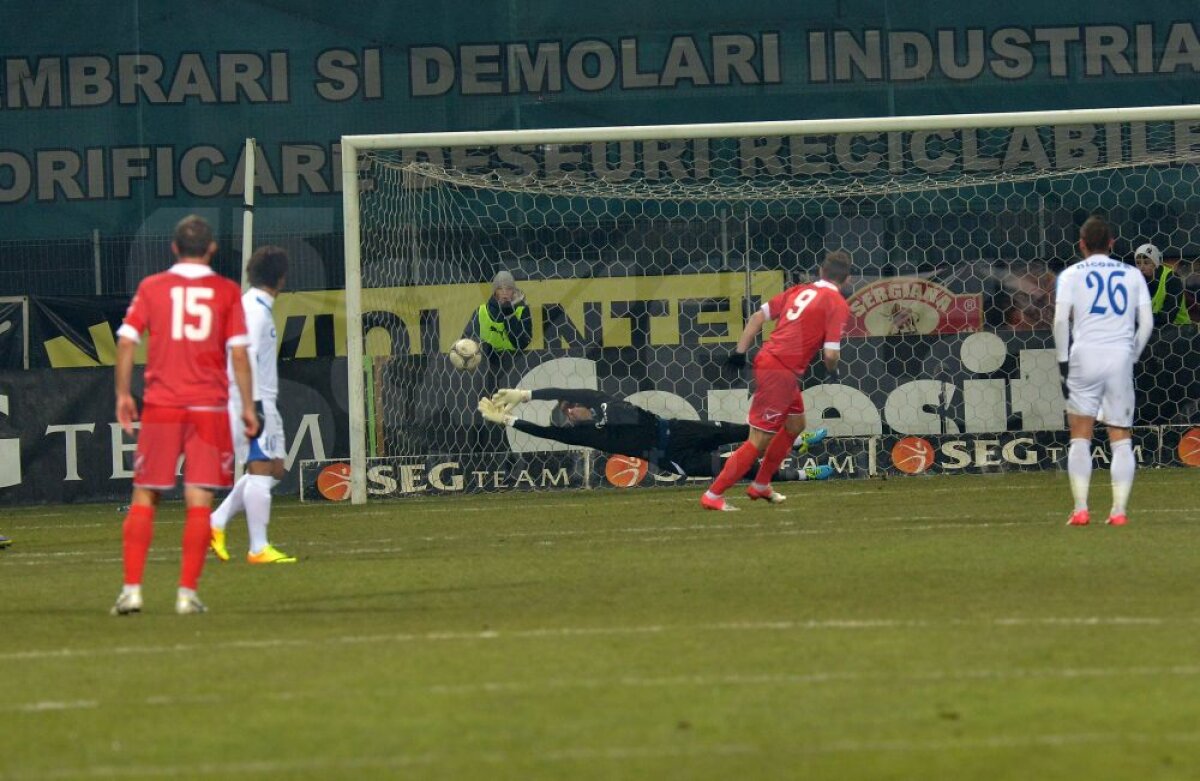 FOTO şi VIDEO Împiedicaţi de ultima clasată » Pandurii, doar egal pe terenul Coronei, scor 1-1