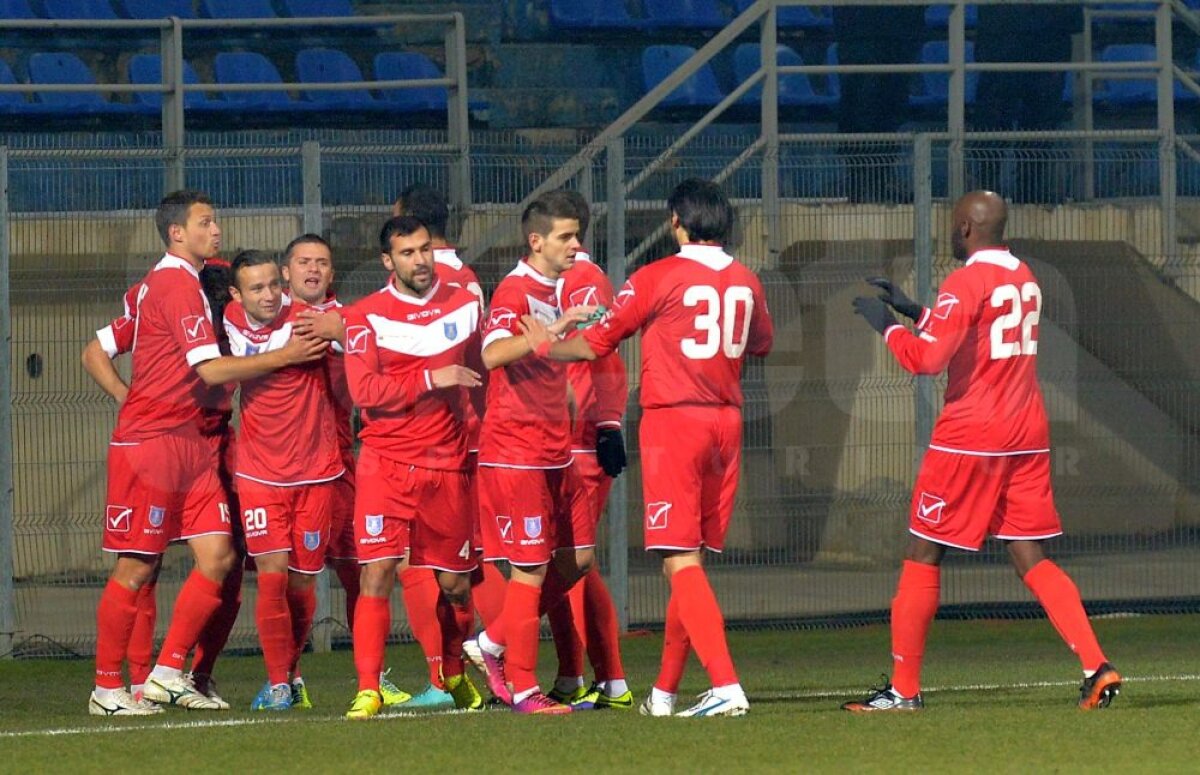 FOTO şi VIDEO Împiedicaţi de ultima clasată » Pandurii, doar egal pe terenul Coronei, scor 1-1