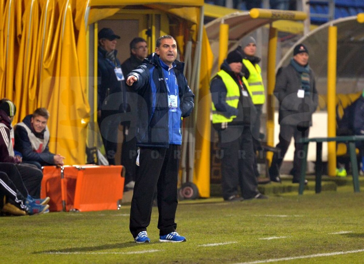 FOTO şi VIDEO Împiedicaţi de ultima clasată » Pandurii, doar egal pe terenul Coronei, scor 1-1