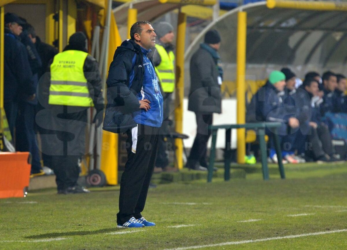 FOTO şi VIDEO Împiedicaţi de ultima clasată » Pandurii, doar egal pe terenul Coronei, scor 1-1