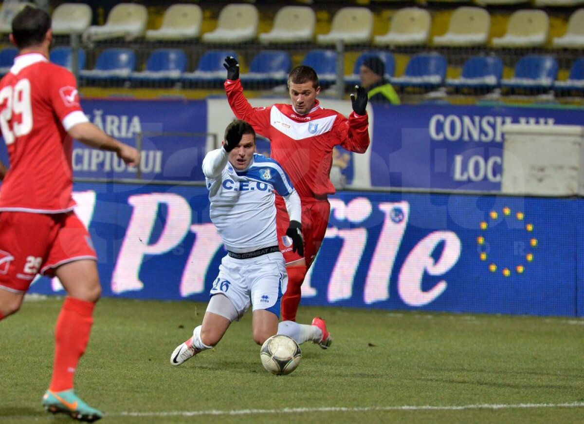 FOTO şi VIDEO Împiedicaţi de ultima clasată » Pandurii, doar egal pe terenul Coronei, scor 1-1