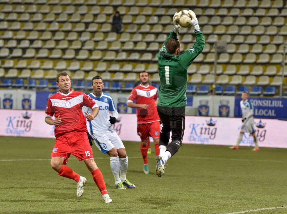 FOTO şi VIDEO Împiedicaţi de ultima clasată » Pandurii, doar egal pe terenul Coronei, scor 1-1