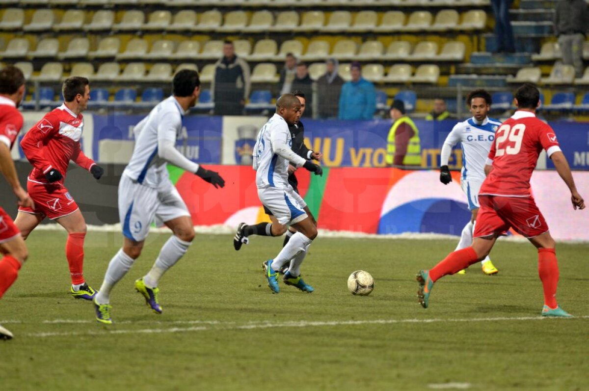 FOTO şi VIDEO Împiedicaţi de ultima clasată » Pandurii, doar egal pe terenul Coronei, scor 1-1
