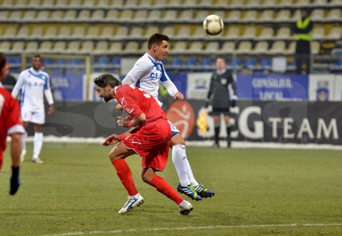 FOTO şi VIDEO Împiedicaţi de ultima clasată » Pandurii, doar egal pe terenul Coronei, scor 1-1
