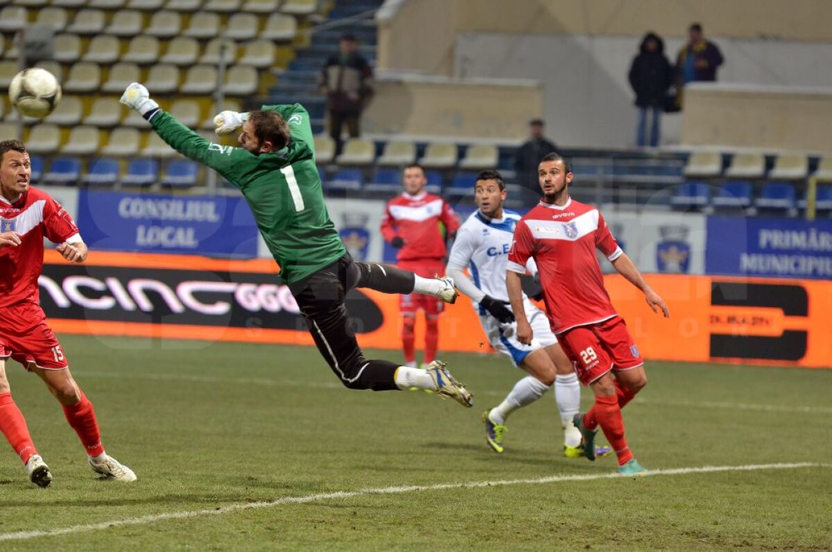 FOTO şi VIDEO Împiedicaţi de ultima clasată » Pandurii, doar egal pe terenul Coronei, scor 1-1
