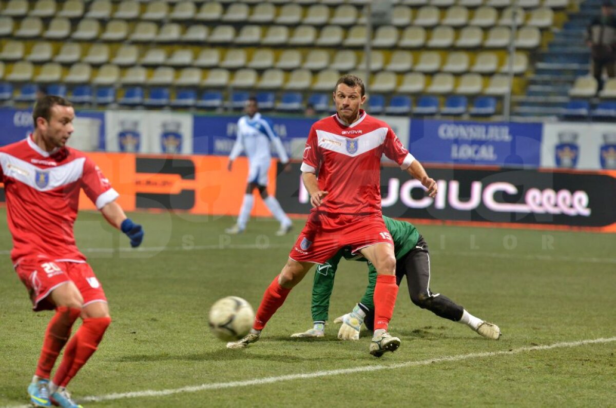 FOTO şi VIDEO Împiedicaţi de ultima clasată » Pandurii, doar egal pe terenul Coronei, scor 1-1