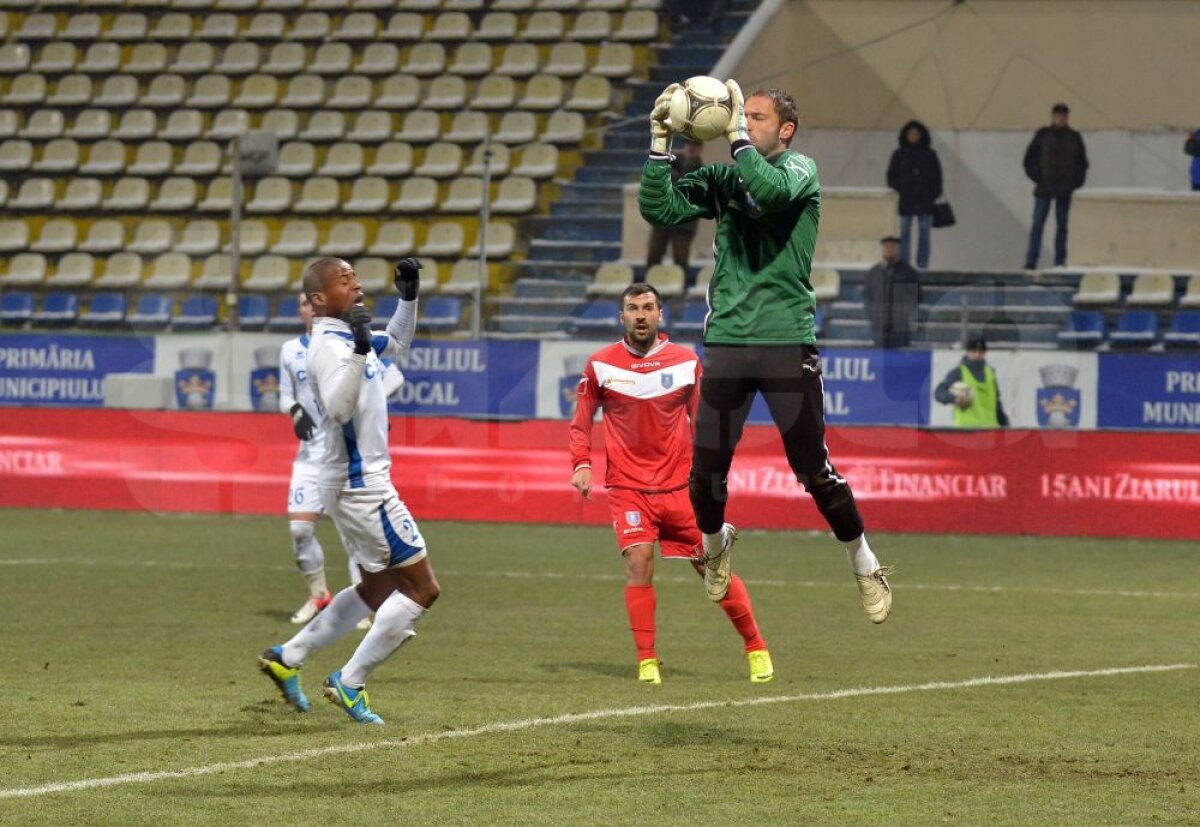 FOTO şi VIDEO Împiedicaţi de ultima clasată » Pandurii, doar egal pe terenul Coronei, scor 1-1