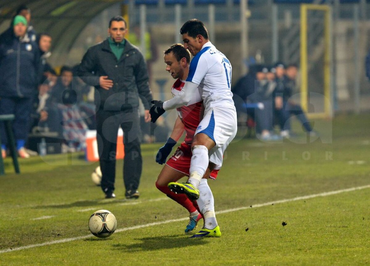 FOTO şi VIDEO Împiedicaţi de ultima clasată » Pandurii, doar egal pe terenul Coronei, scor 1-1