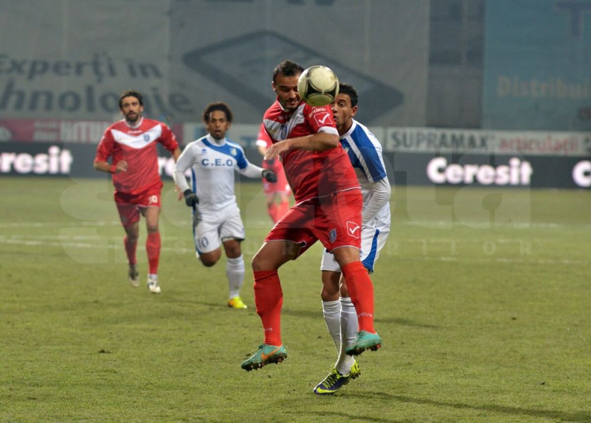 FOTO şi VIDEO Împiedicaţi de ultima clasată » Pandurii, doar egal pe terenul Coronei, scor 1-1