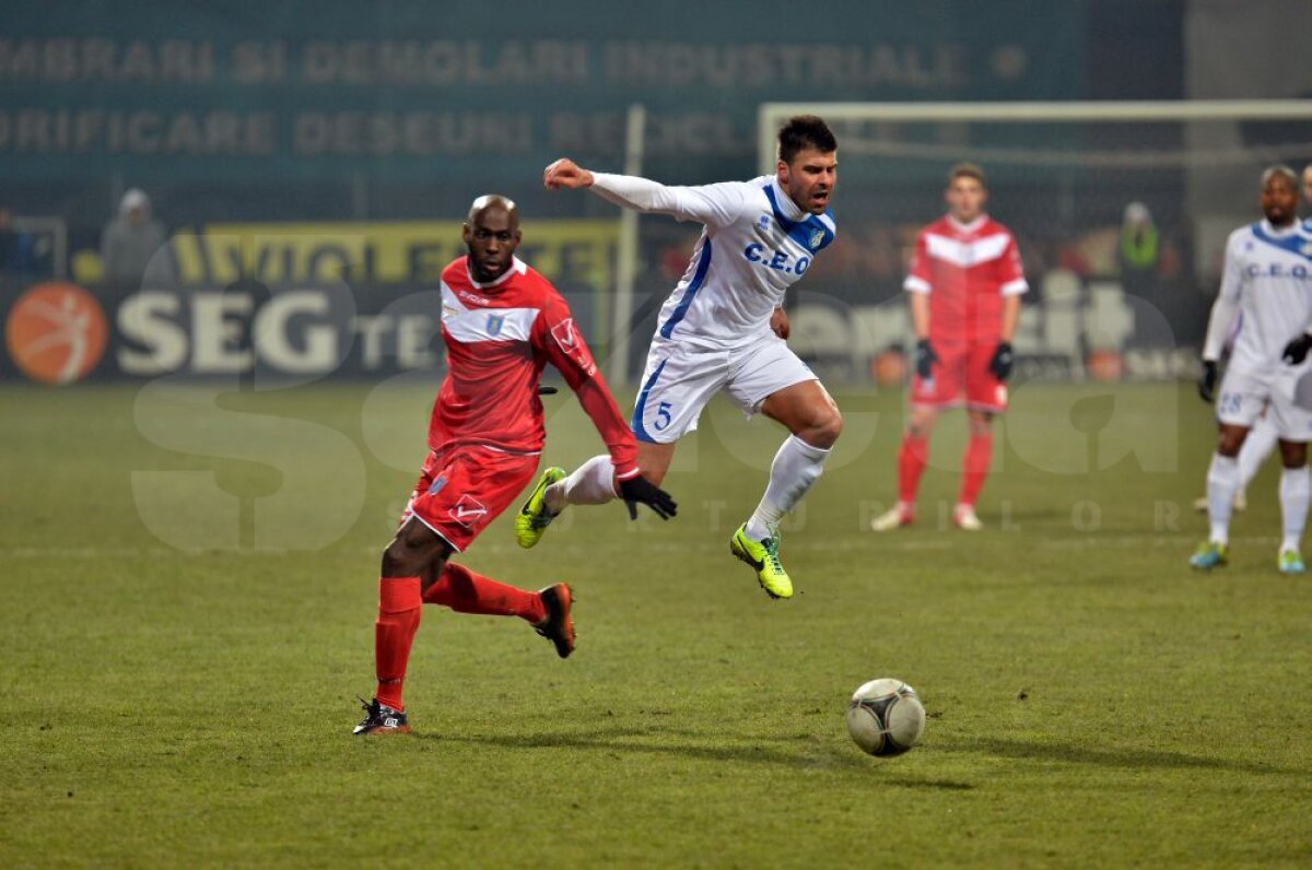 FOTO şi VIDEO Împiedicaţi de ultima clasată » Pandurii, doar egal pe terenul Coronei, scor 1-1