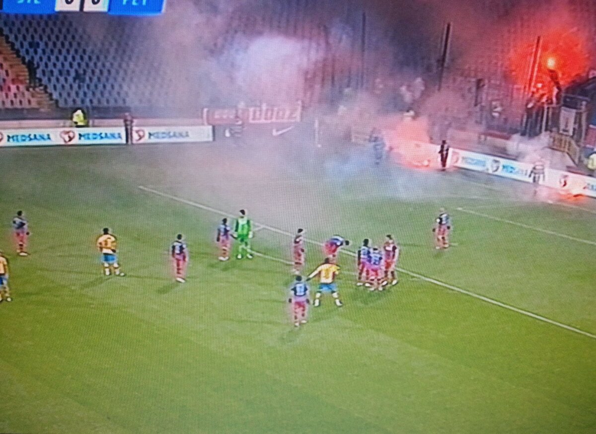 FOTO şi VIDEO Steaua - Petrolul, oprit 3 minute după ce fanii roş-albaştrilor au aruncat cu torţe în teren!
