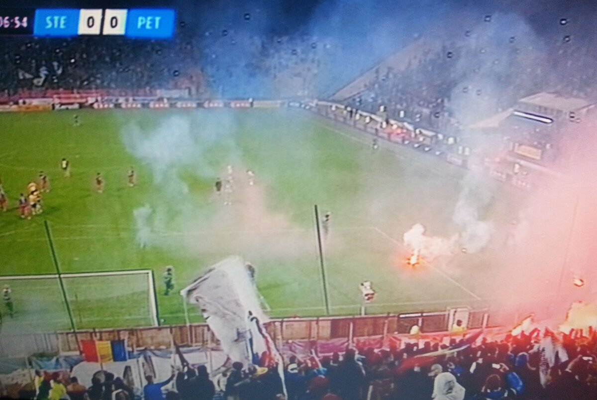 FOTO şi VIDEO Steaua - Petrolul, oprit 3 minute după ce fanii roş-albaştrilor au aruncat cu torţe în teren!