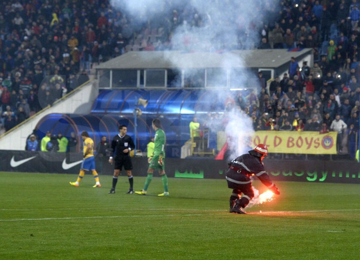 FOTO şi VIDEO Steaua - Petrolul, oprit 3 minute după ce fanii roş-albaştrilor au aruncat cu torţe în teren!