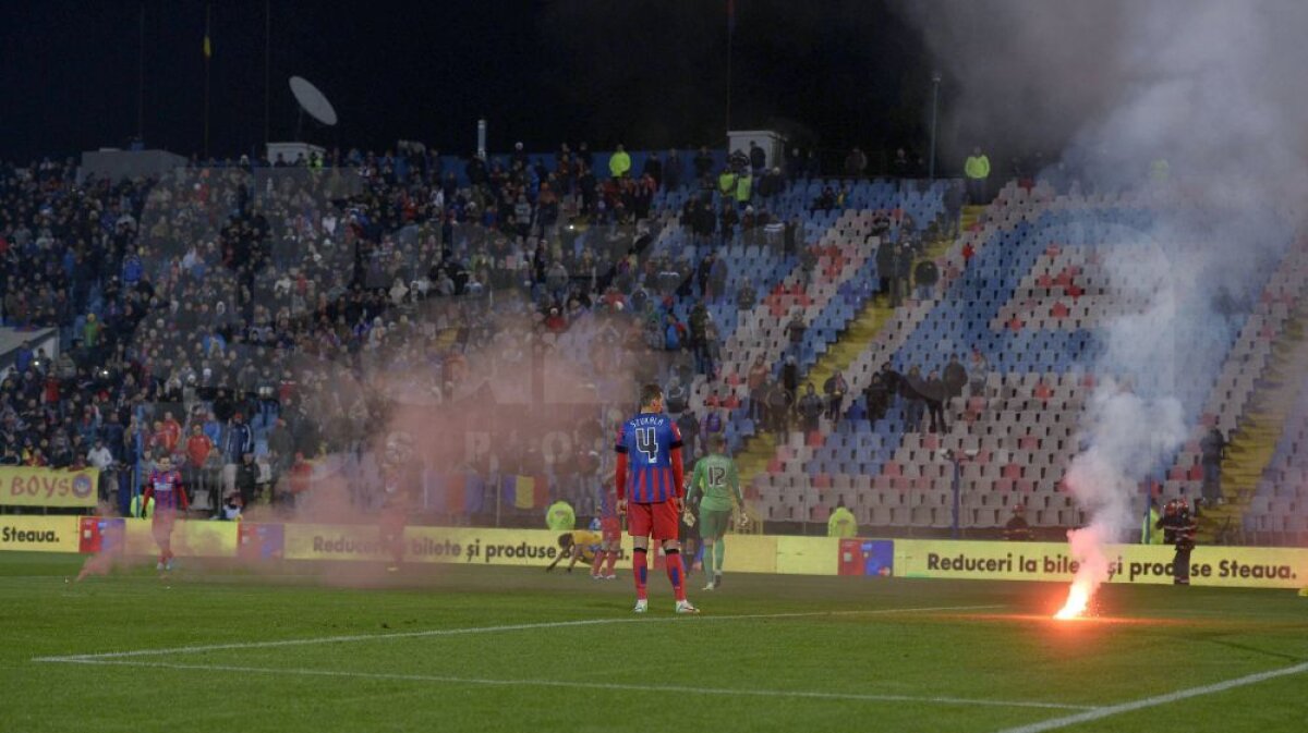 FOTO şi VIDEO Steaua - Petrolul, oprit 3 minute după ce fanii roş-albaştrilor au aruncat cu torţe în teren!