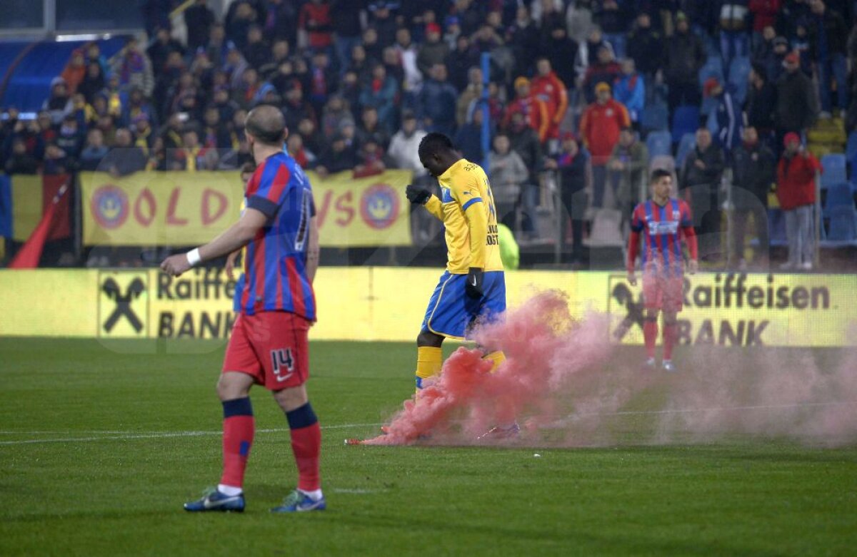 FOTO şi VIDEO Steaua - Petrolul, oprit 3 minute după ce fanii roş-albaştrilor au aruncat cu torţe în teren!