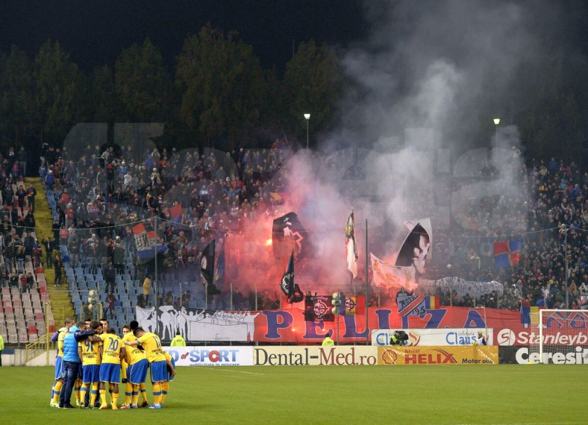 FOTO şi VIDEO Steaua - Petrolul, oprit 3 minute după ce fanii roş-albaştrilor au aruncat cu torţe în teren!