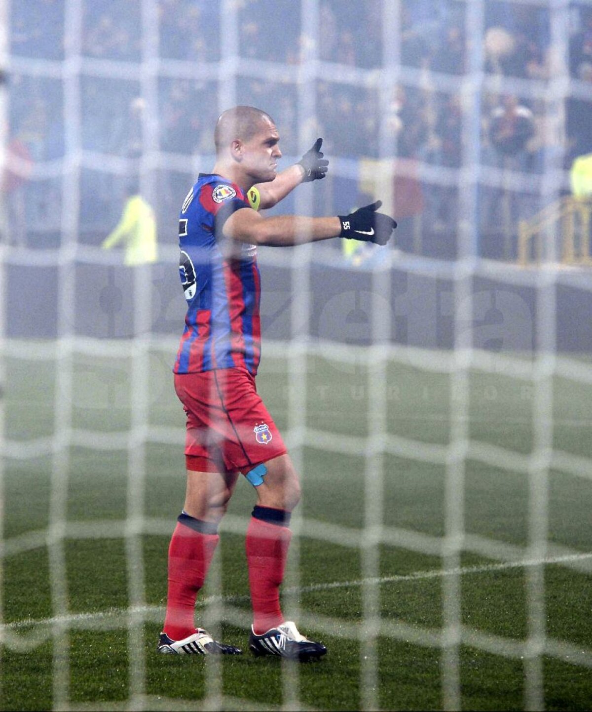 FOTO şi VIDEO Derby controlat de "lupi" » Steaua - Petrolul 1-1 şi lupta la titlu rămîne deschisă
