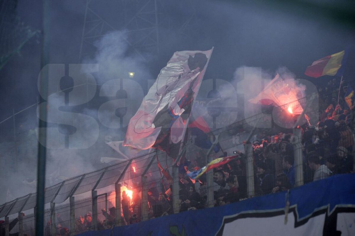 FOTO şi VIDEO Steaua - Petrolul, oprit 3 minute după ce fanii roş-albaştrilor au aruncat cu torţe în teren!