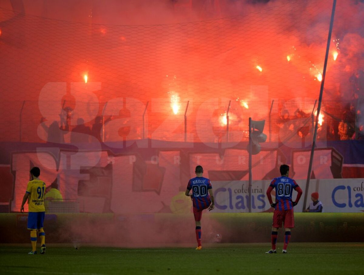 FOTO şi VIDEO Steaua - Petrolul, oprit 3 minute după ce fanii roş-albaştrilor au aruncat cu torţe în teren!