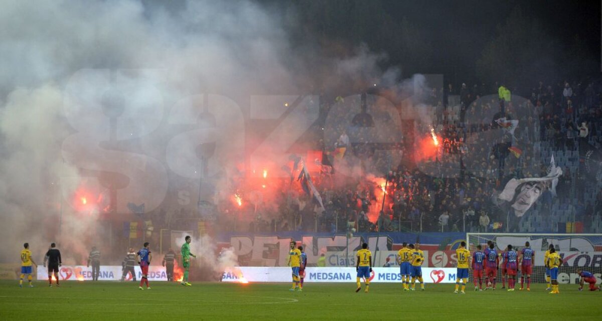 FOTO şi VIDEO Steaua - Petrolul, oprit 3 minute după ce fanii roş-albaştrilor au aruncat cu torţe în teren!