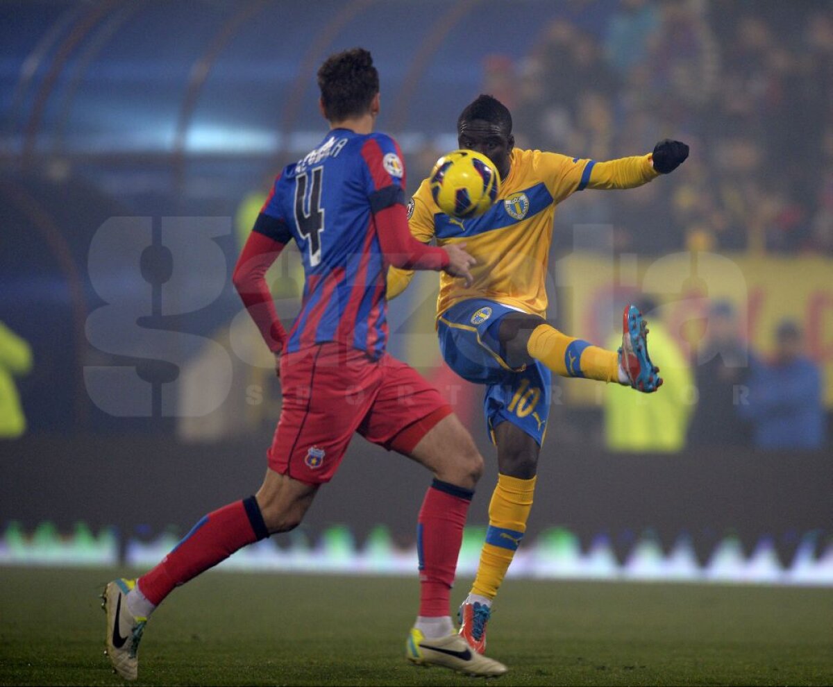 FOTO şi VIDEO Derby controlat de "lupi" » Steaua - Petrolul 1-1 şi lupta la titlu rămîne deschisă