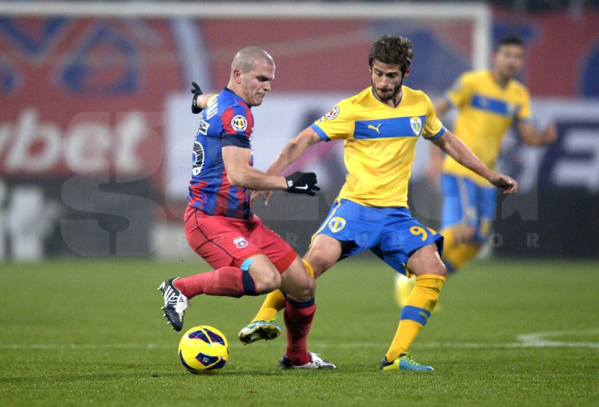 FOTO şi VIDEO Derby controlat de "lupi" » Steaua - Petrolul 1-1 şi lupta la titlu rămîne deschisă
