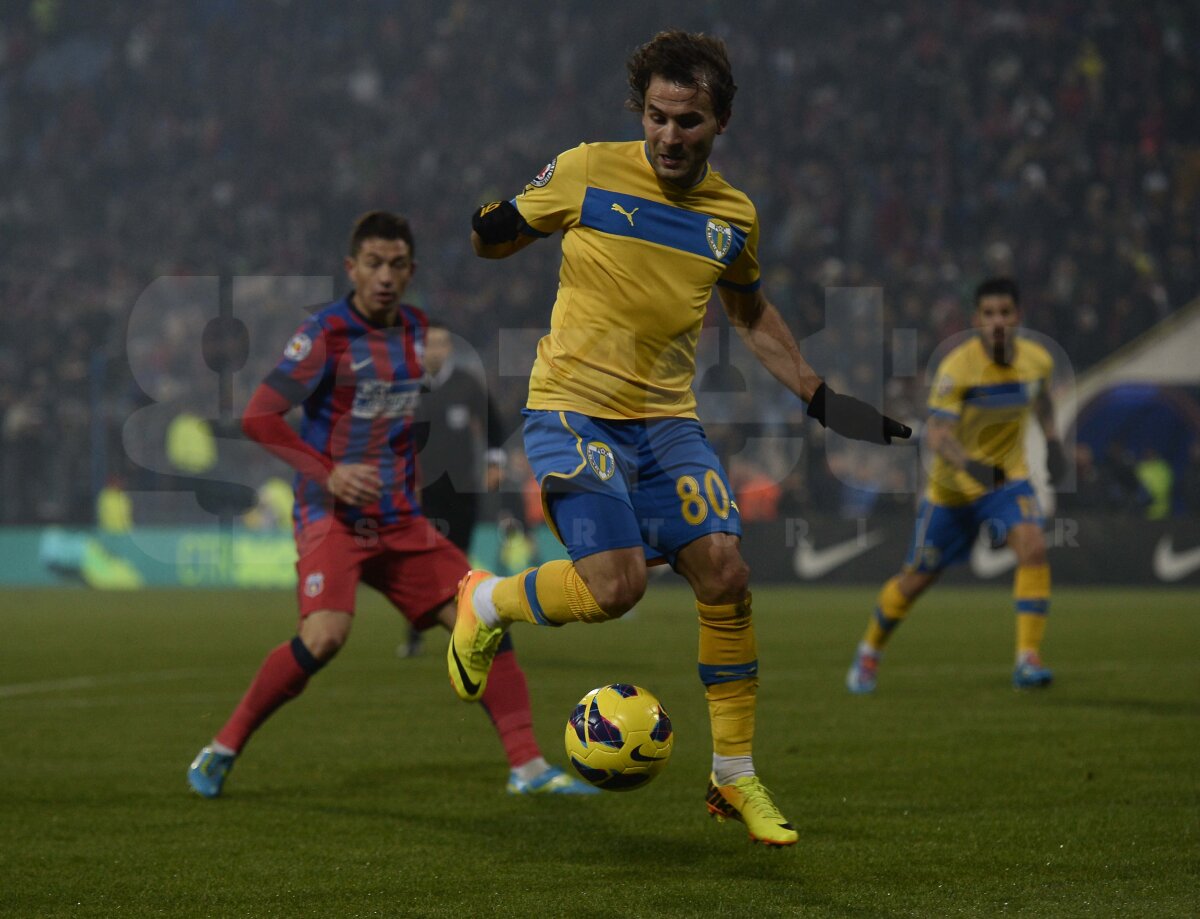 FOTO şi VIDEO Derby controlat de "lupi" » Steaua - Petrolul 1-1 şi lupta la titlu rămîne deschisă