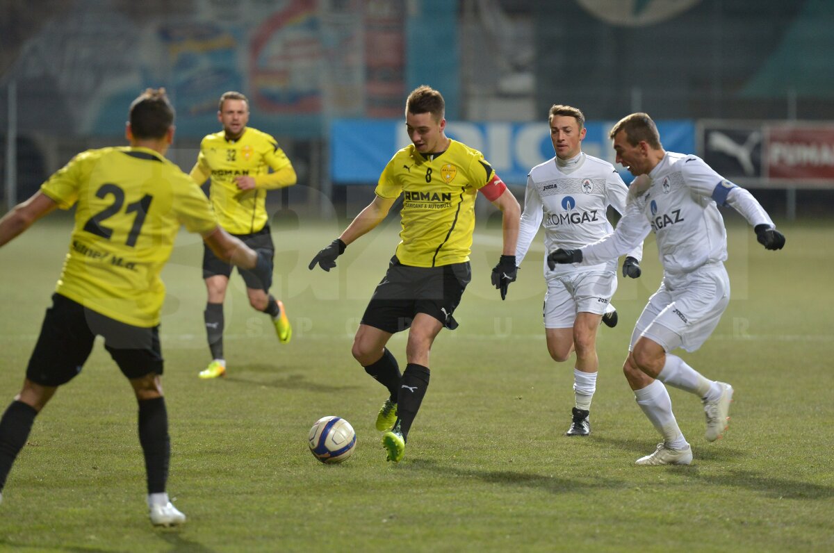 VIDEO şi FOTO Interzis la goluri pe un teren îngheţat » Braşov şi Gaz Metan au terminat la egalitate, 0-0
