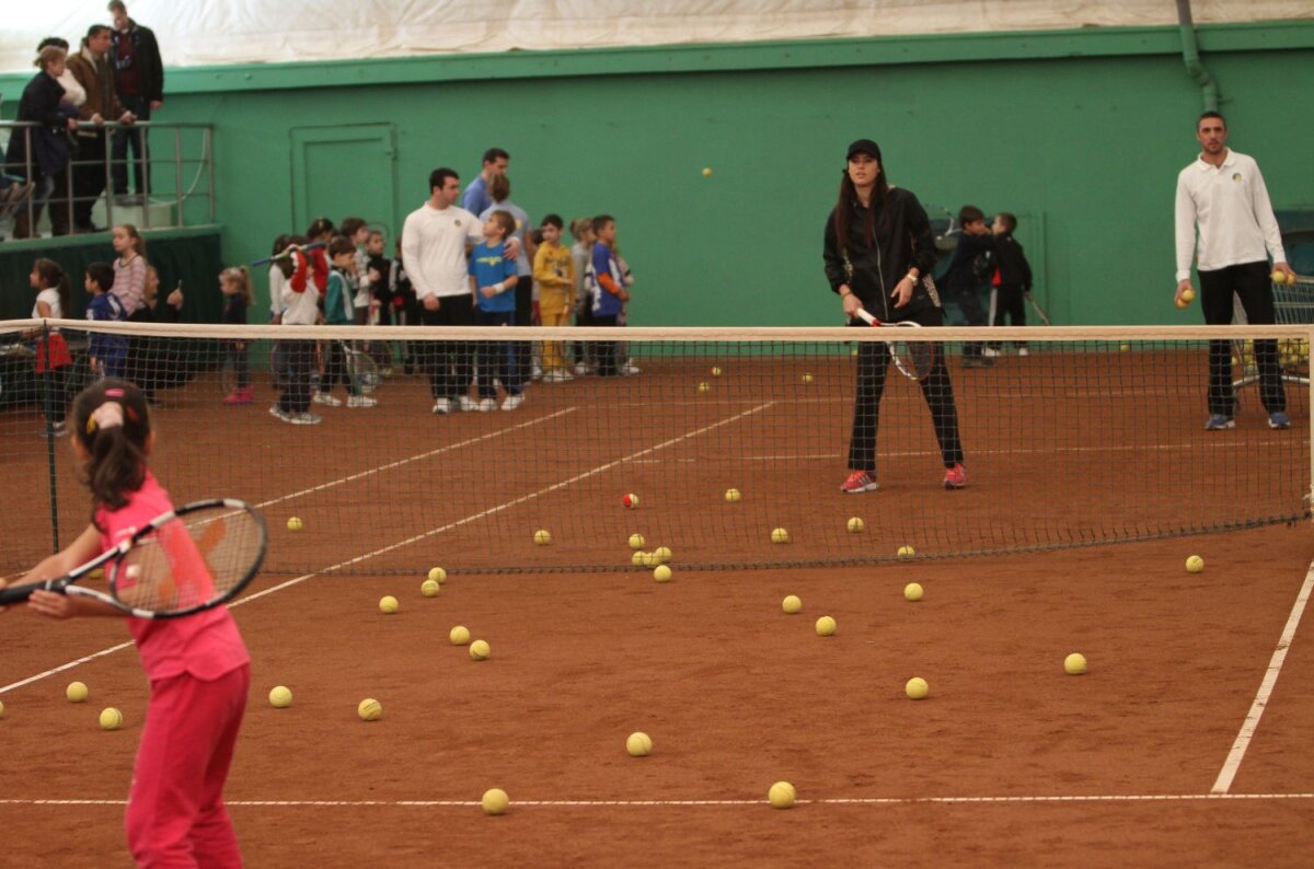 Asaltul copiilor » Halep, Tecău şi Cîrstea au fost alături de micuţii tenismeni de la Tenis Club Idu