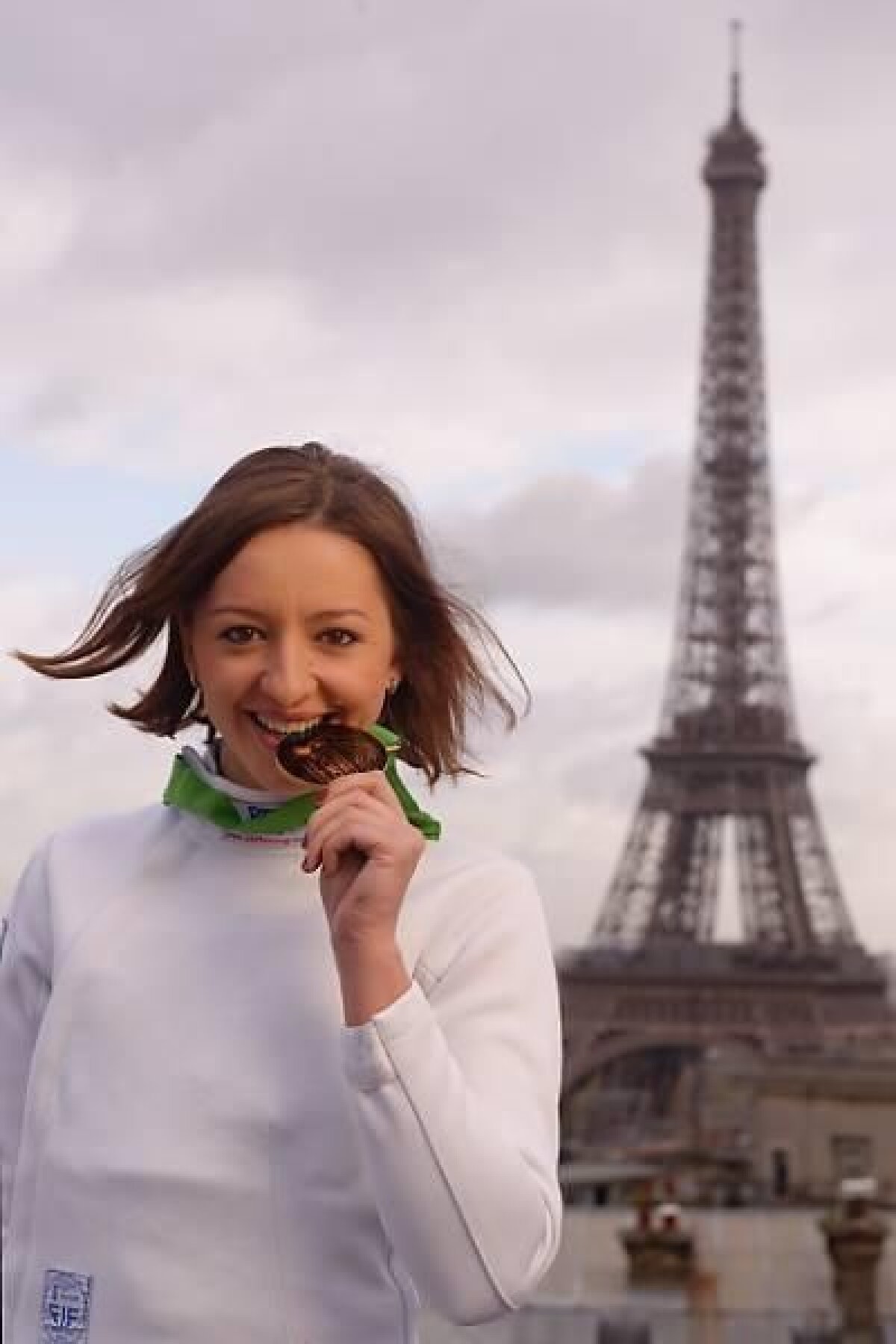 FOTO Cu spada lîngă Tour Eiffel » Ana Maria Brînză a realizat o şedinţă foto inedită la Paris