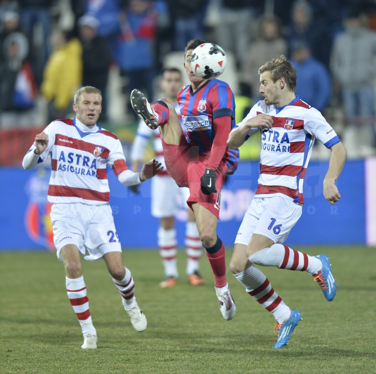 FOTO şi VIDEO Cu mari emoţii şi cu ajutorul centralului Dima, roş-albaştrii au obţinut un punct la Galaţi » Oţelul - Steaua 1-1