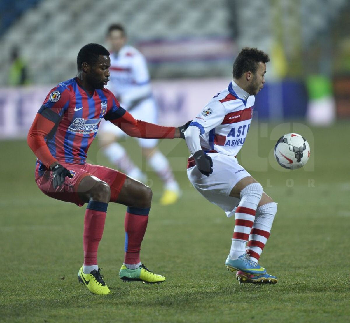 FOTO şi VIDEO Cu mari emoţii şi cu ajutorul centralului Dima, roş-albaştrii au obţinut un punct la Galaţi » Oţelul - Steaua 1-1