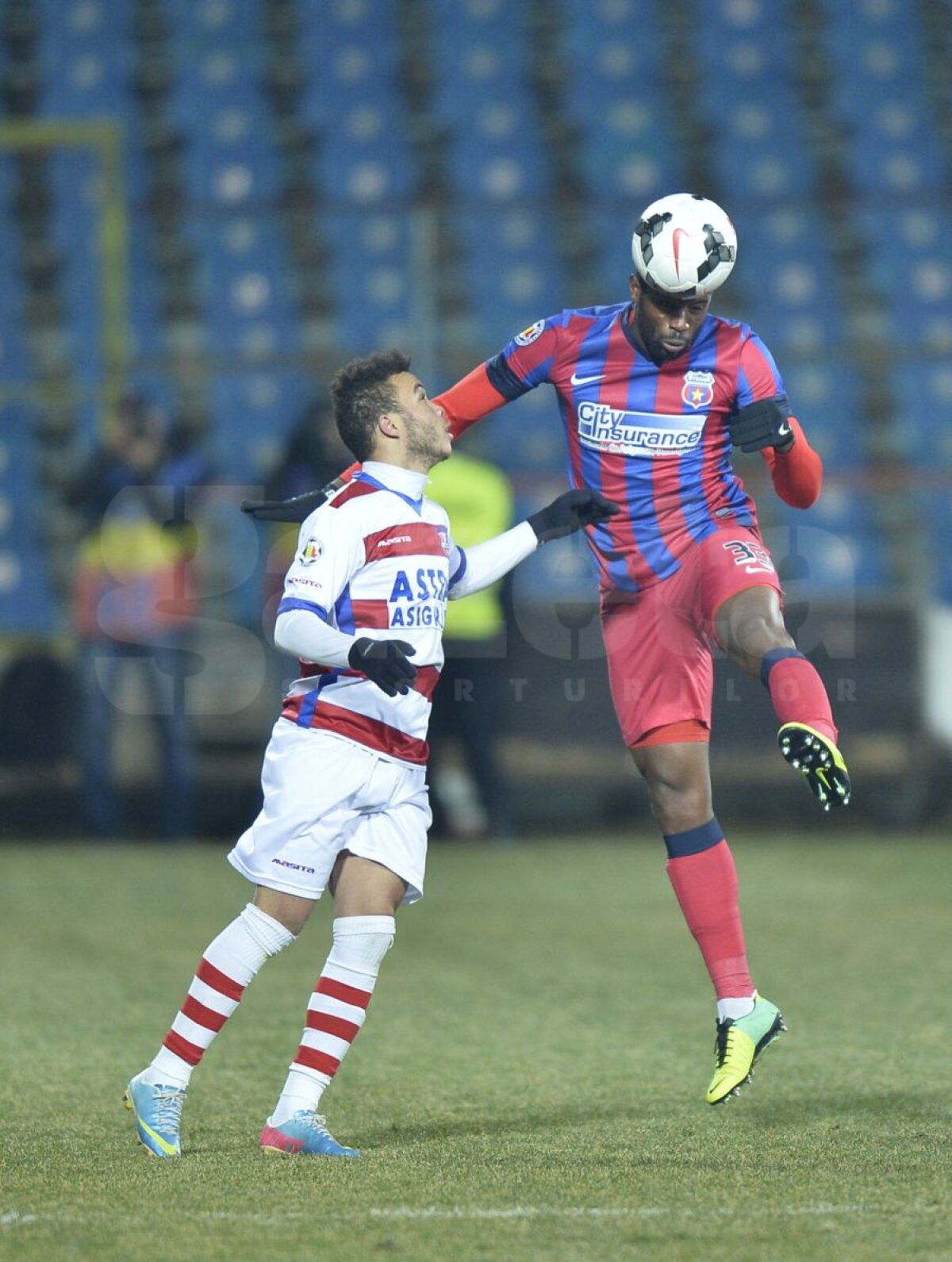 FOTO şi VIDEO Cu mari emoţii şi cu ajutorul centralului Dima, roş-albaştrii au obţinut un punct la Galaţi » Oţelul - Steaua 1-1