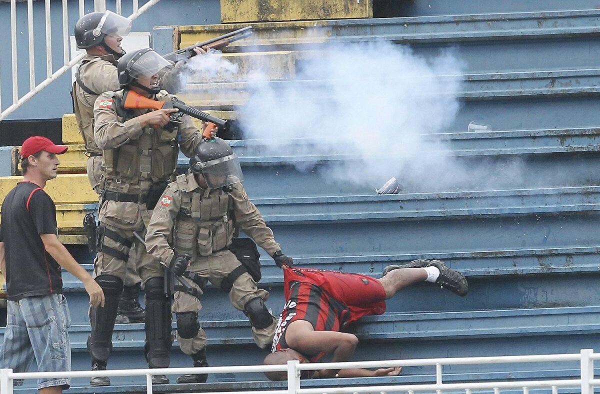 FOTO Brazilia terorii » Barbarie în ţara Mondialului. Fanii s-au bătut cu bestialitate în peluza unui stadion