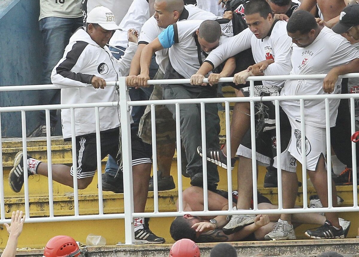 FOTO Brazilia terorii » Barbarie în ţara Mondialului. Fanii s-au bătut cu bestialitate în peluza unui stadion