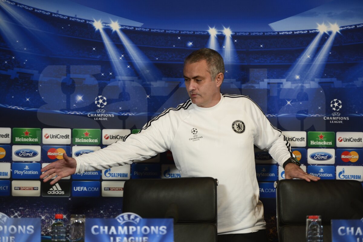 FOTO Gest de senzaţie al lui Mourinho » Şi-a dat jos tricoul la conferinţa de presă şi i l-a dăruit unui român!