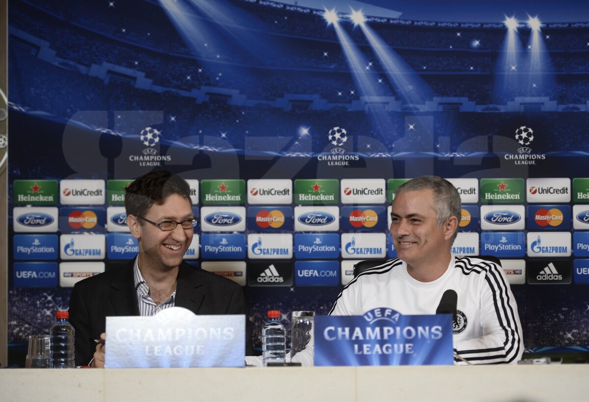 FOTO Gest de senzaţie al lui Mourinho » Şi-a dat jos tricoul la conferinţa de presă şi i l-a dăruit unui român!