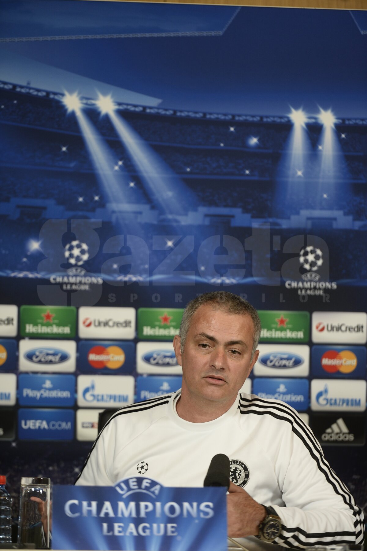 FOTO Gest de senzaţie al lui Mourinho » Şi-a dat jos tricoul la conferinţa de presă şi i l-a dăruit unui român!