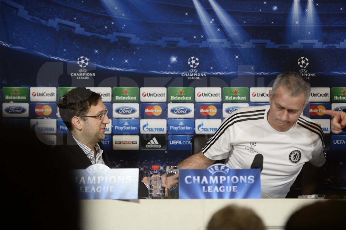 FOTO Gest de senzaţie al lui Mourinho » Şi-a dat jos tricoul la conferinţa de presă şi i l-a dăruit unui român!