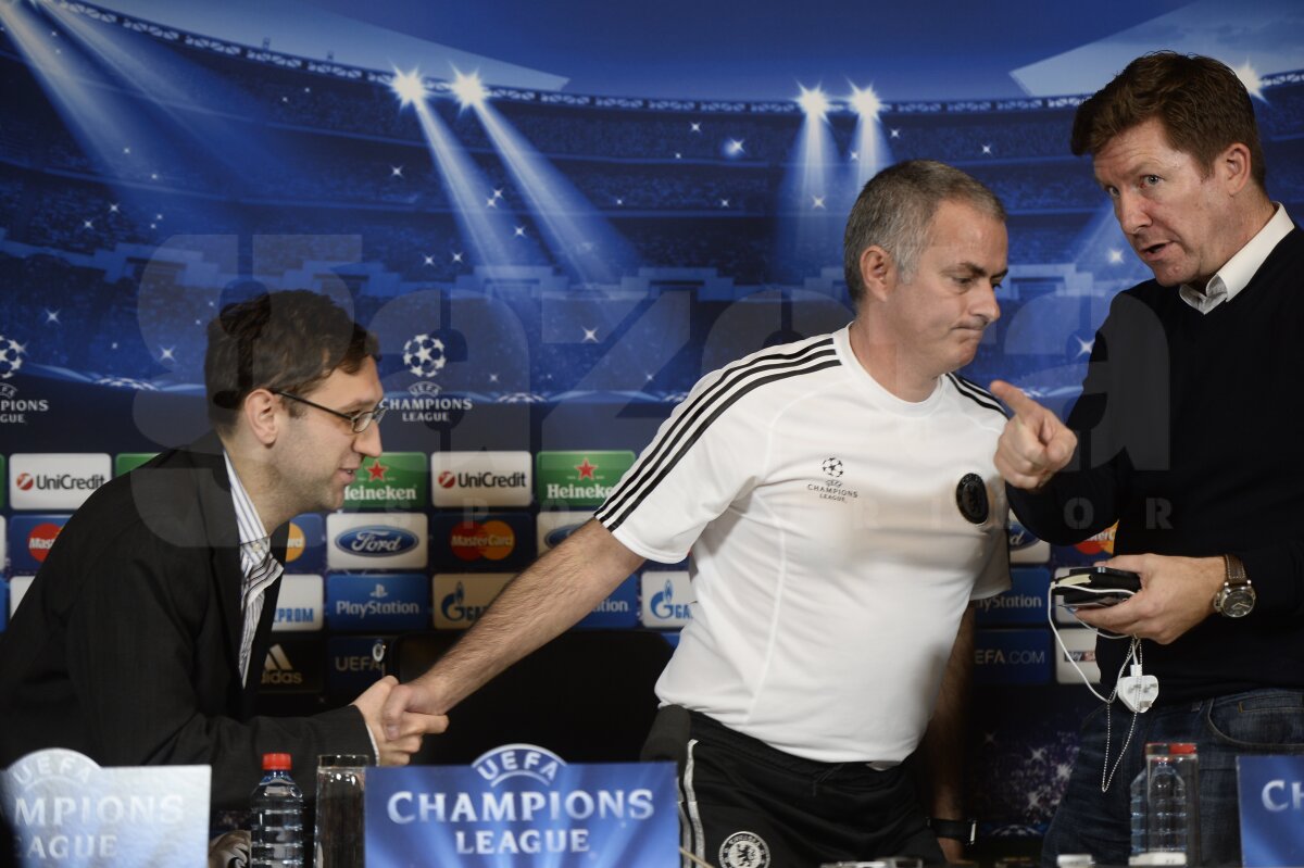 FOTO Gest de senzaţie al lui Mourinho » Şi-a dat jos tricoul la conferinţa de presă şi i l-a dăruit unui român!