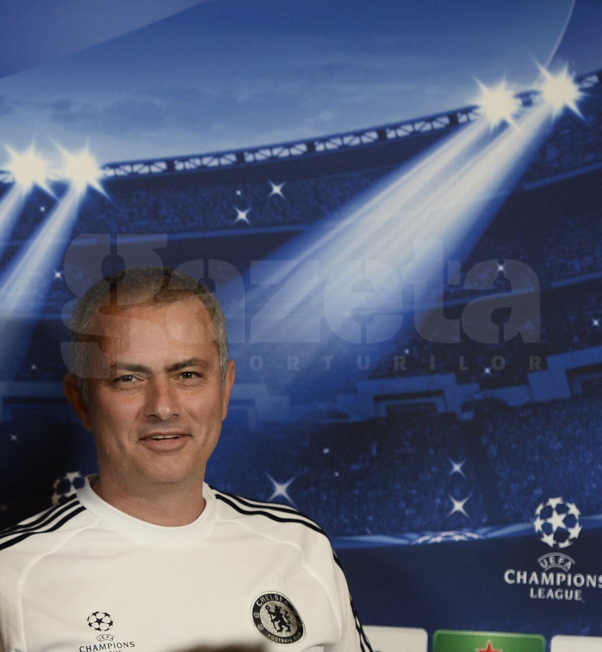 FOTO Gest de senzaţie al lui Mourinho » Şi-a dat jos tricoul la conferinţa de presă şi i l-a dăruit unui român!