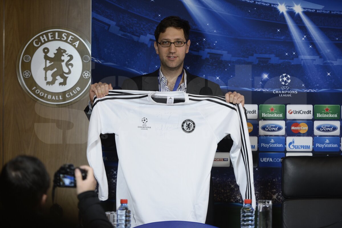 FOTO Gest de senzaţie al lui Mourinho » Şi-a dat jos tricoul la conferinţa de presă şi i l-a dăruit unui român!