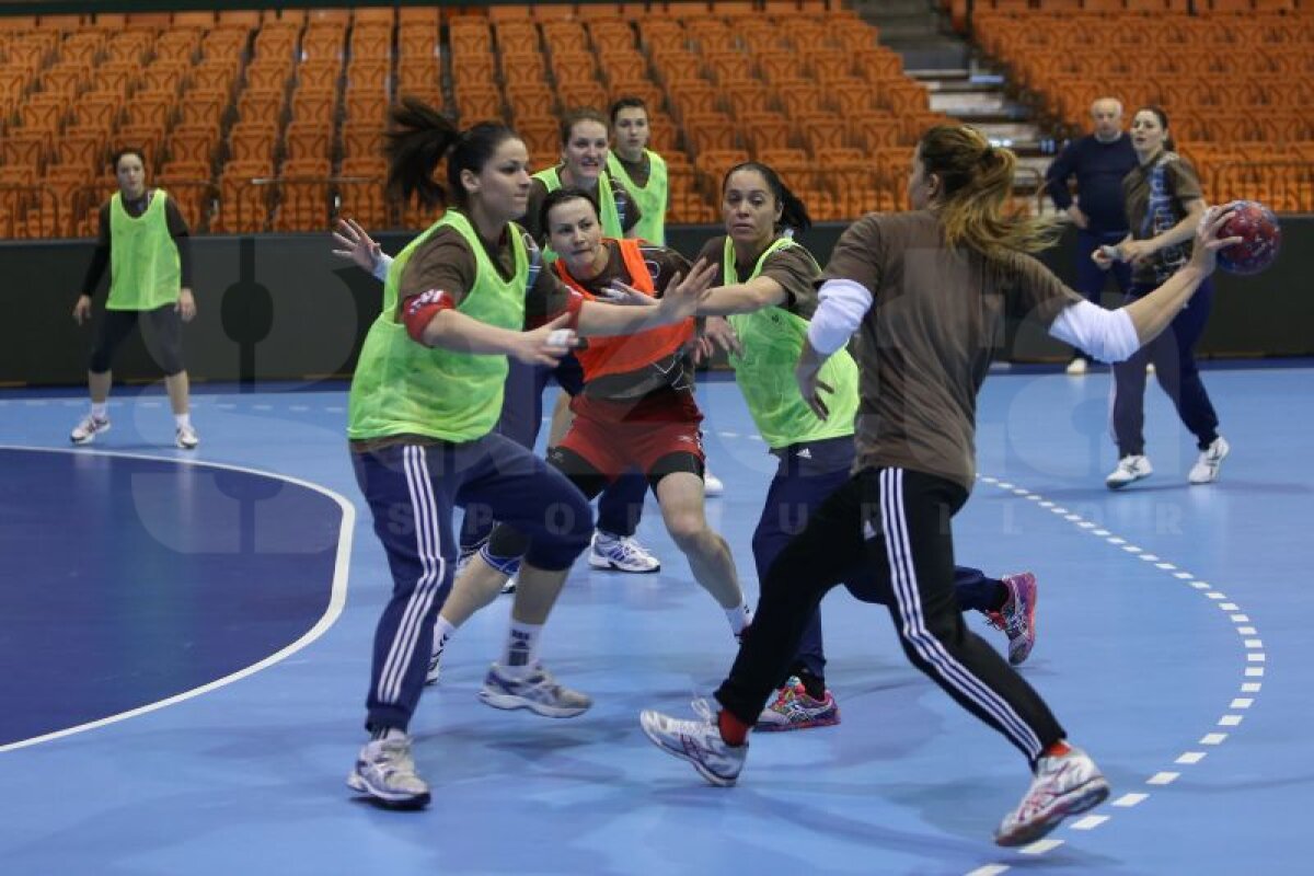 GALERIE FOTO Româncele pregătite pentru Ungaria. Meciul e azi, de la 20:15