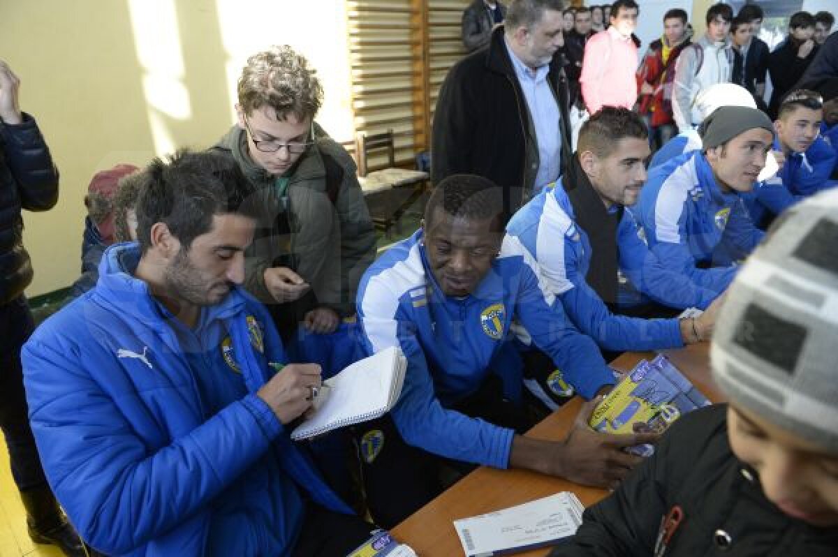 FOTO Acasă la peluza Under 18 » Sute de liceeni i-au aşteptat ieri pe "lupi" în sala de sport a Colegiului "Mihai Viteazul"